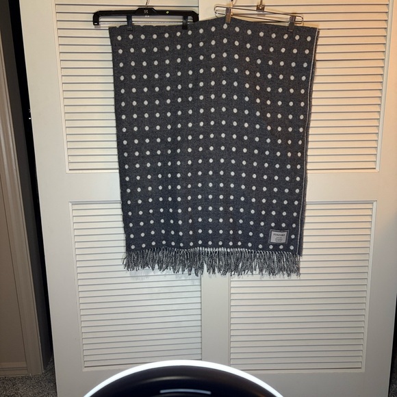 Foxford throw blanket 100% lambswool gray and white polka dot fringe Ireland - Picture 4 of 8